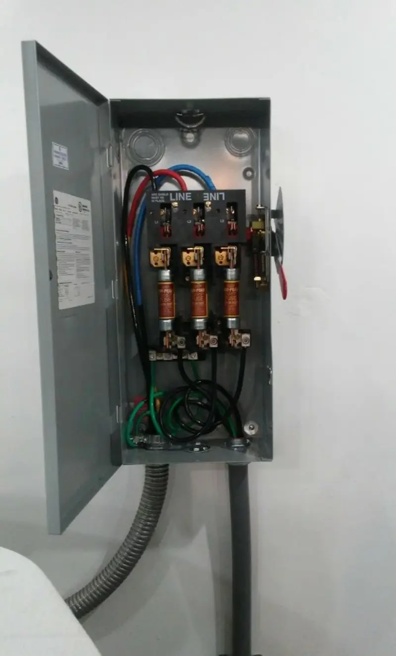 Three-phase disconnect switch installed for Smoke Detector Installation in Cortez